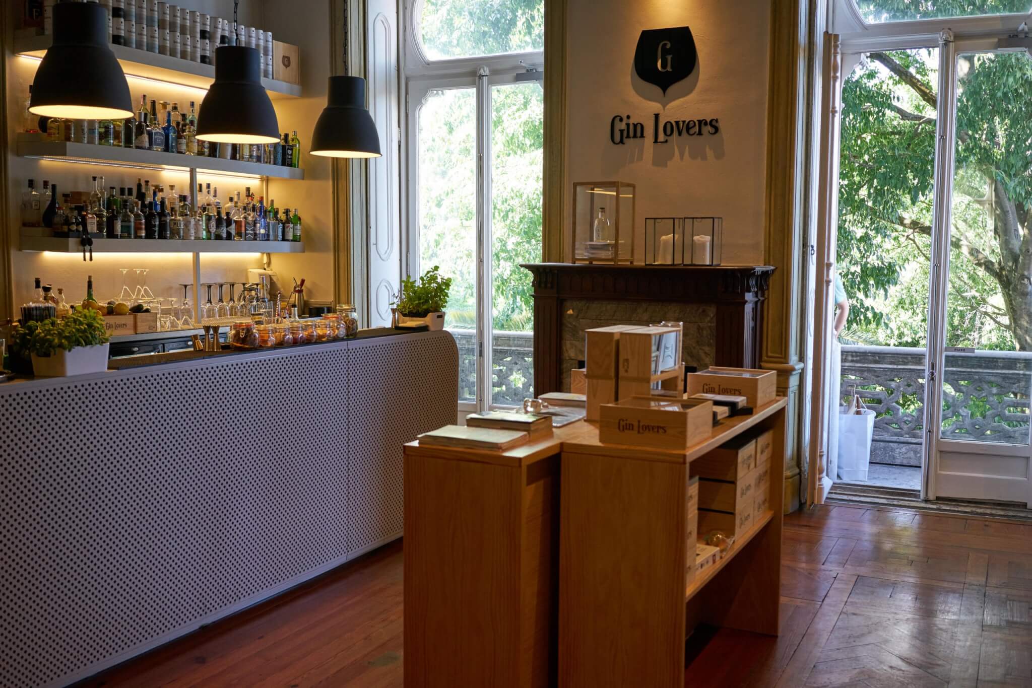 Bar "Gin Lovers" at Embaixada Concept Store